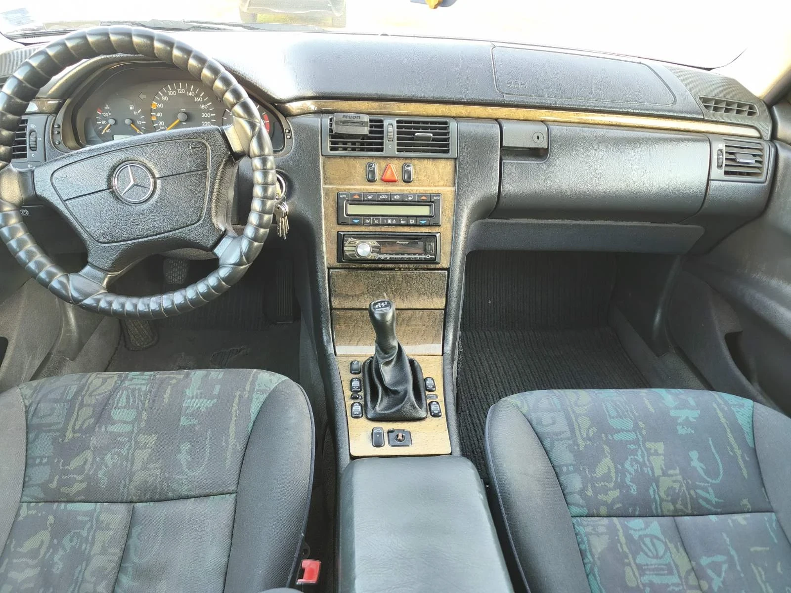 Mercedes-Benz E 200, снимка 5 - Автомобили и джипове - 54322328