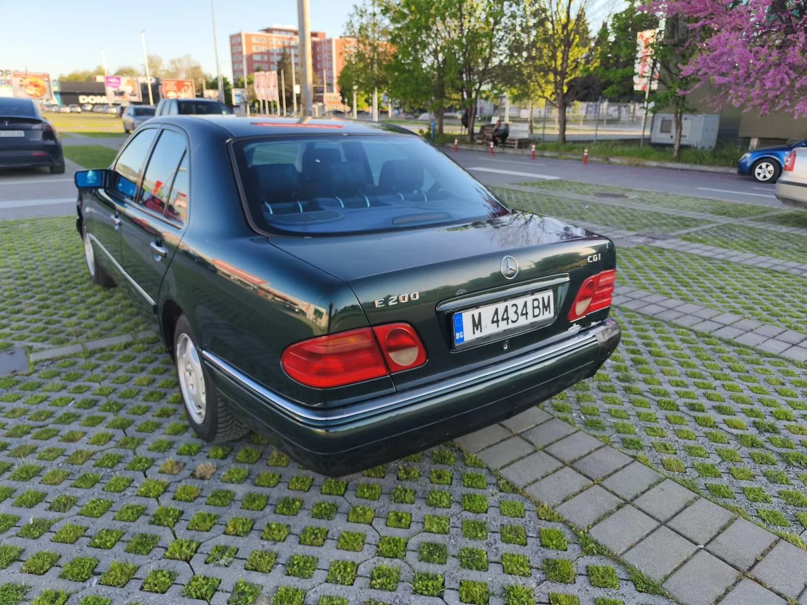 Mercedes-Benz E 200, снимка 9 - Автомобили и джипове - 54322328
