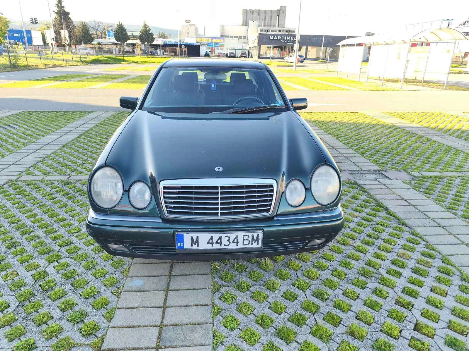 Mercedes-Benz E 200, снимка 12 - Автомобили и джипове - 54322328