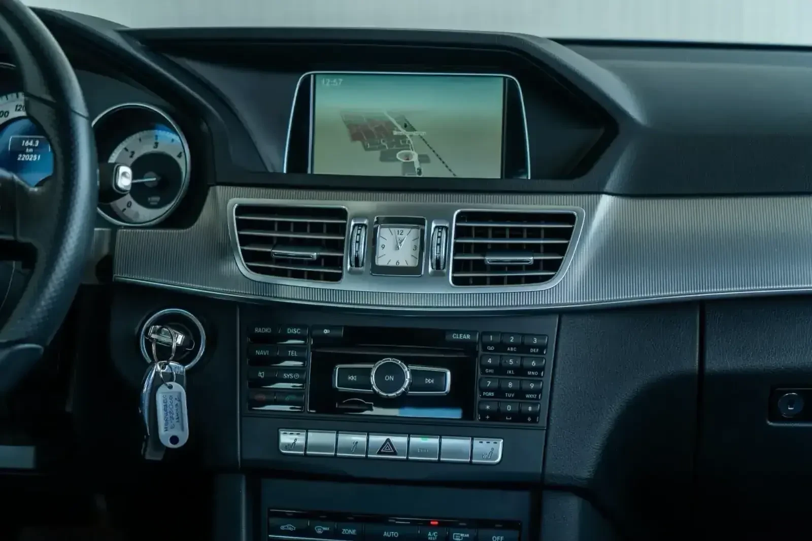Mercedes-Benz E 220 D = FACELIFT = 2014 = ГАРАНЦИЯ = ЛИЗИНГ, снимка 15 - Автомобили и джипове - 55337103