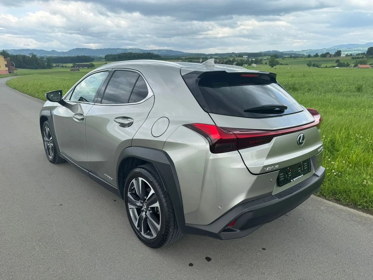 Lexus UX 250h  - изображение 3