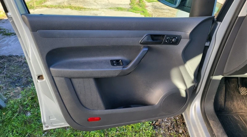 VW Caddy Пътнически нов внос от Полша, снимка 11 - Автомобили и джипове - 53062358