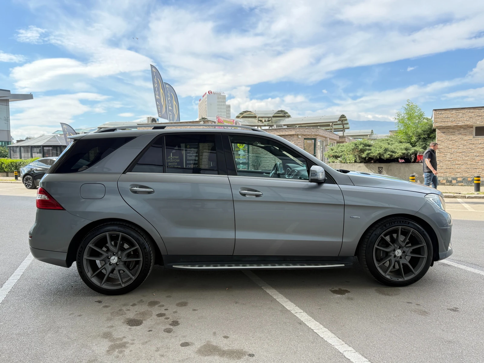 Mercedes-Benz ML 500 6 МЕСЕЦА ГАРАНЦИЯ/408к.с. AMG Pack/Панорама, снимка 5 - Автомобили и джипове - 54574326