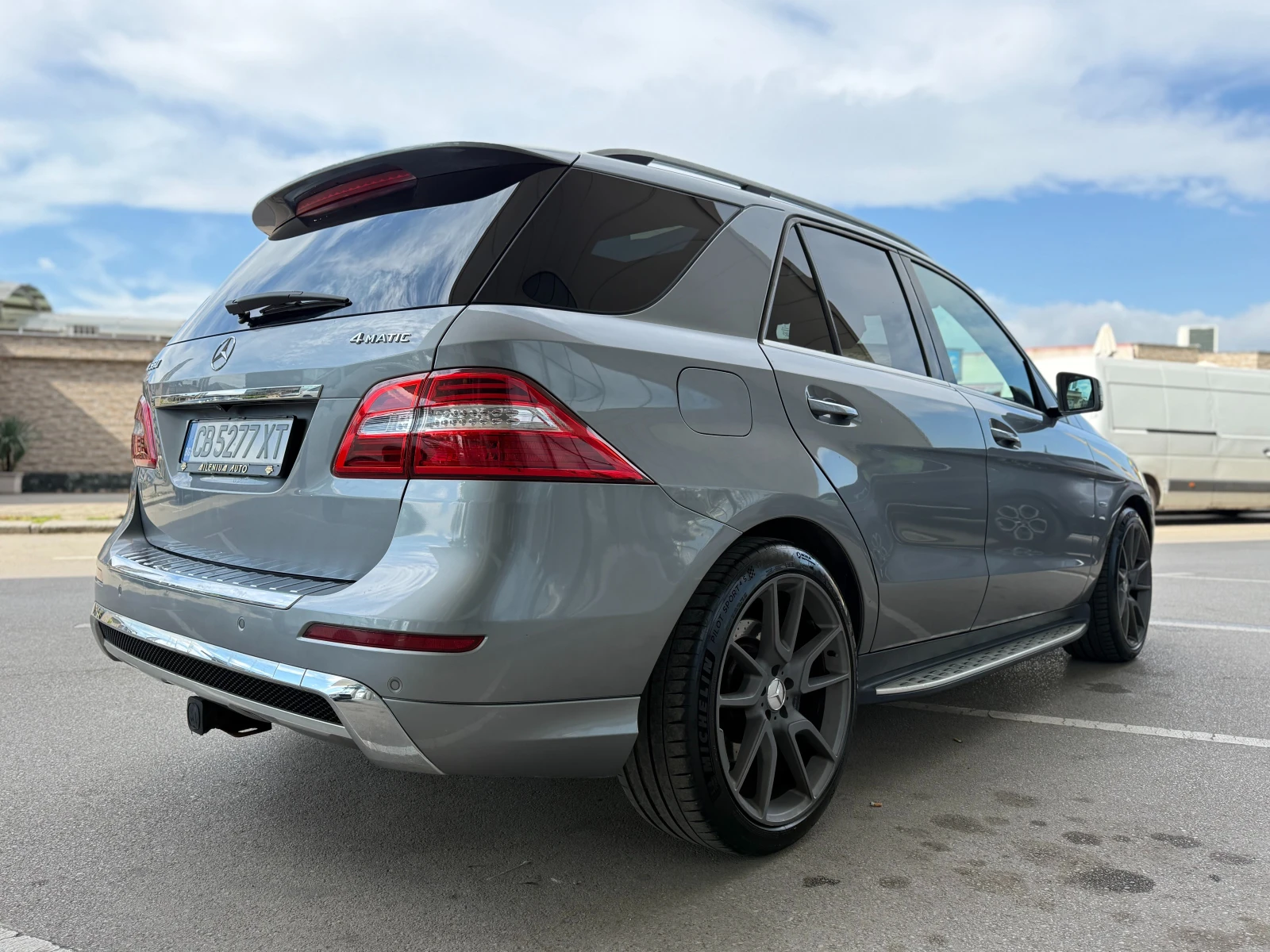 Mercedes-Benz ML 500 6 МЕСЕЦА ГАРАНЦИЯ/408к.с. AMG Pack/Панорама, снимка 4 - Автомобили и джипове - 54574326