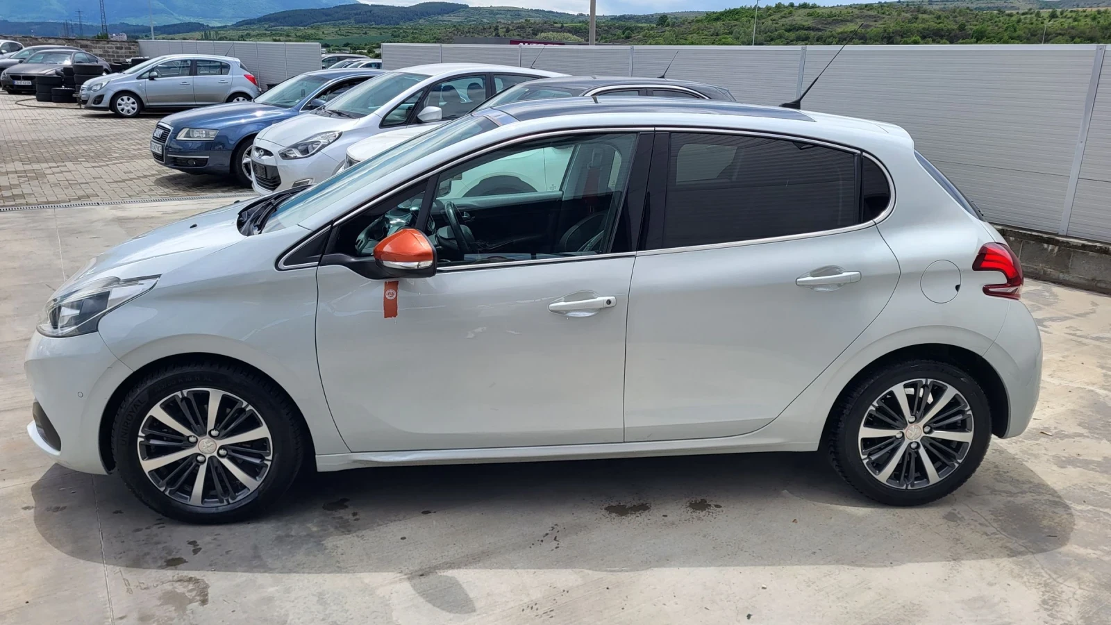 Peugeot 208 1.2i-Roland Garros-FULL, снимка 2 - Автомобили и джипове - 54650995