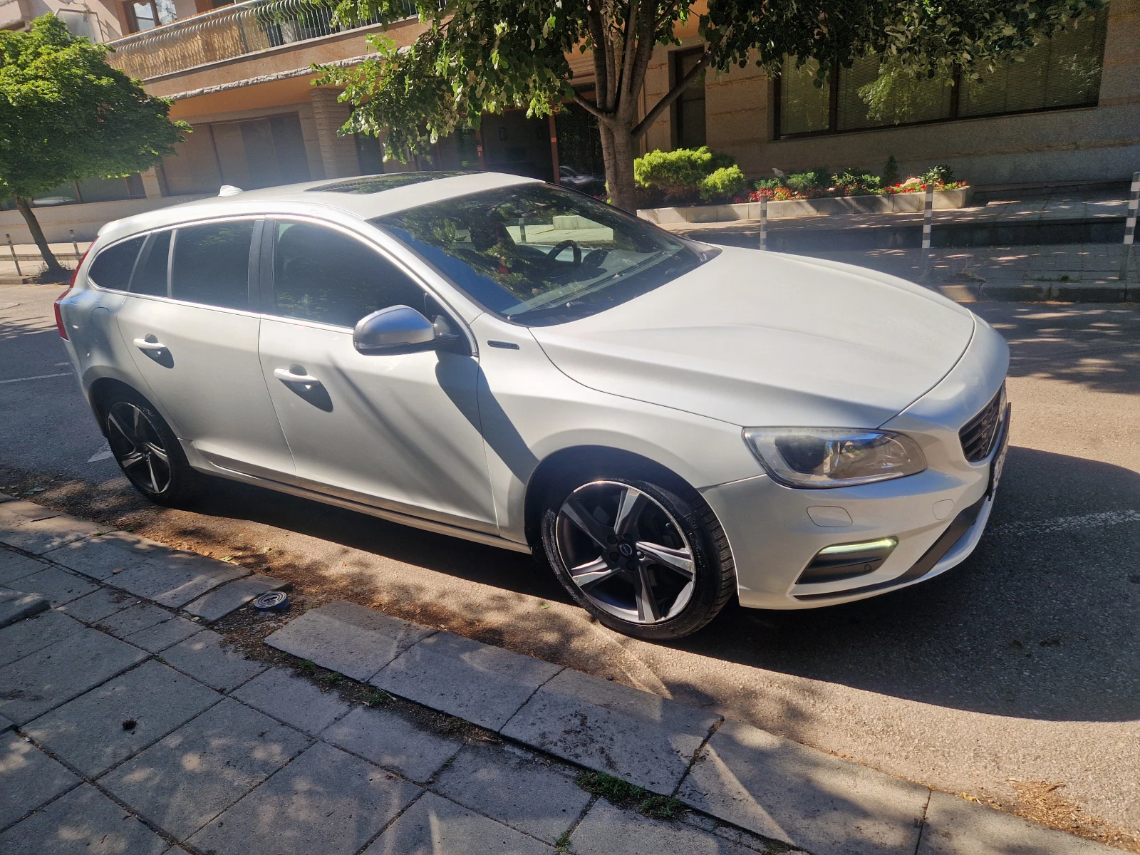 Volvo V60  D6 AWD Twin Engine  спортна версия R-Design, снимка 12 - Автомобили и джипове - 55157952