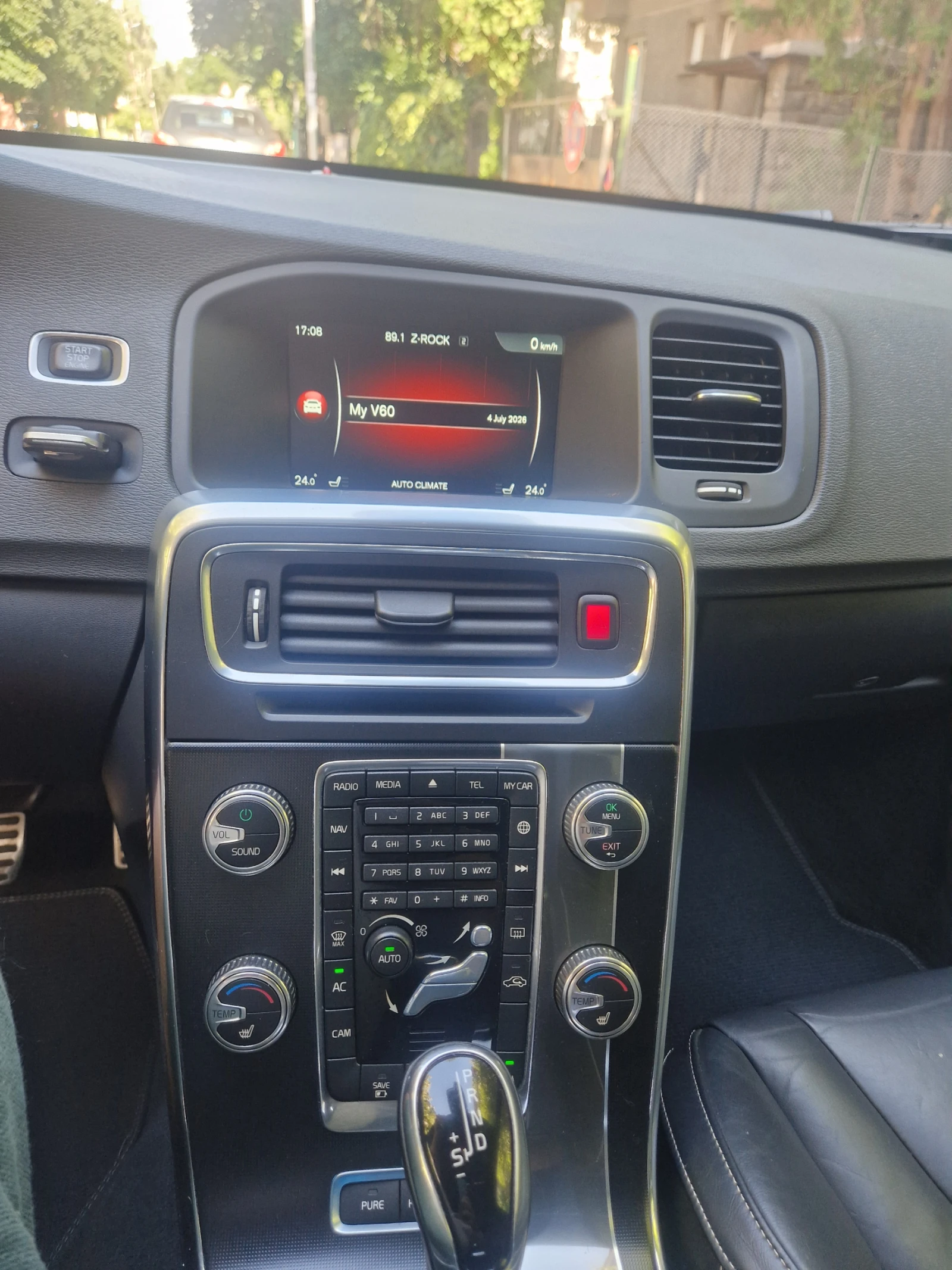 Volvo V60  D6 AWD Twin Engine  спортна версия R-Design, снимка 6 - Автомобили и джипове - 55157952