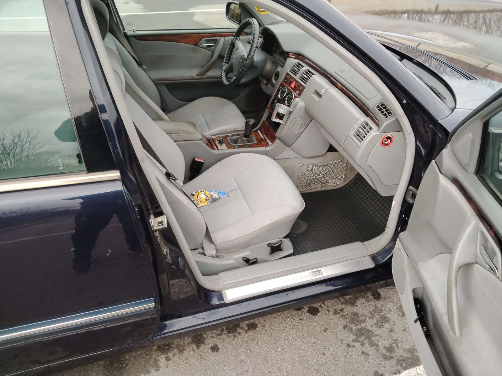 Mercedes-Benz E 200, снимка 8 - Автомобили и джипове - 55660430