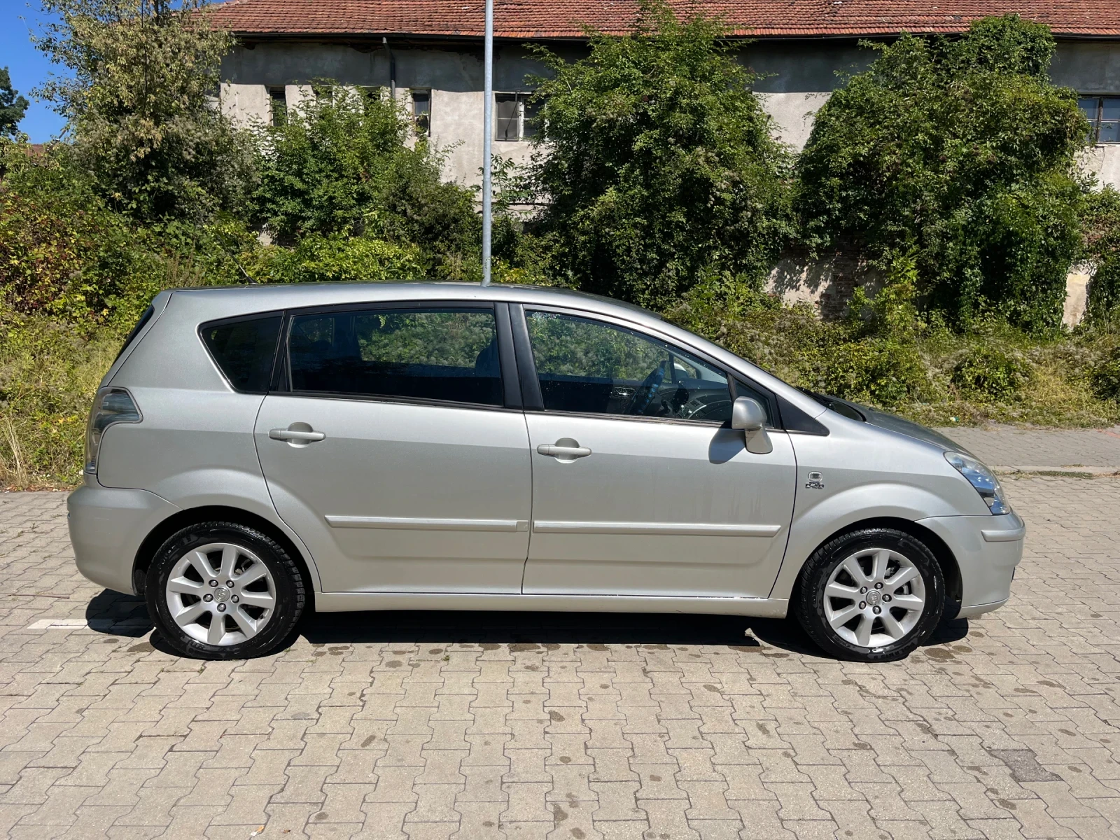 Toyota Corolla verso 2.2 D4D, снимка 6 - Автомобили и джипове - 56644116