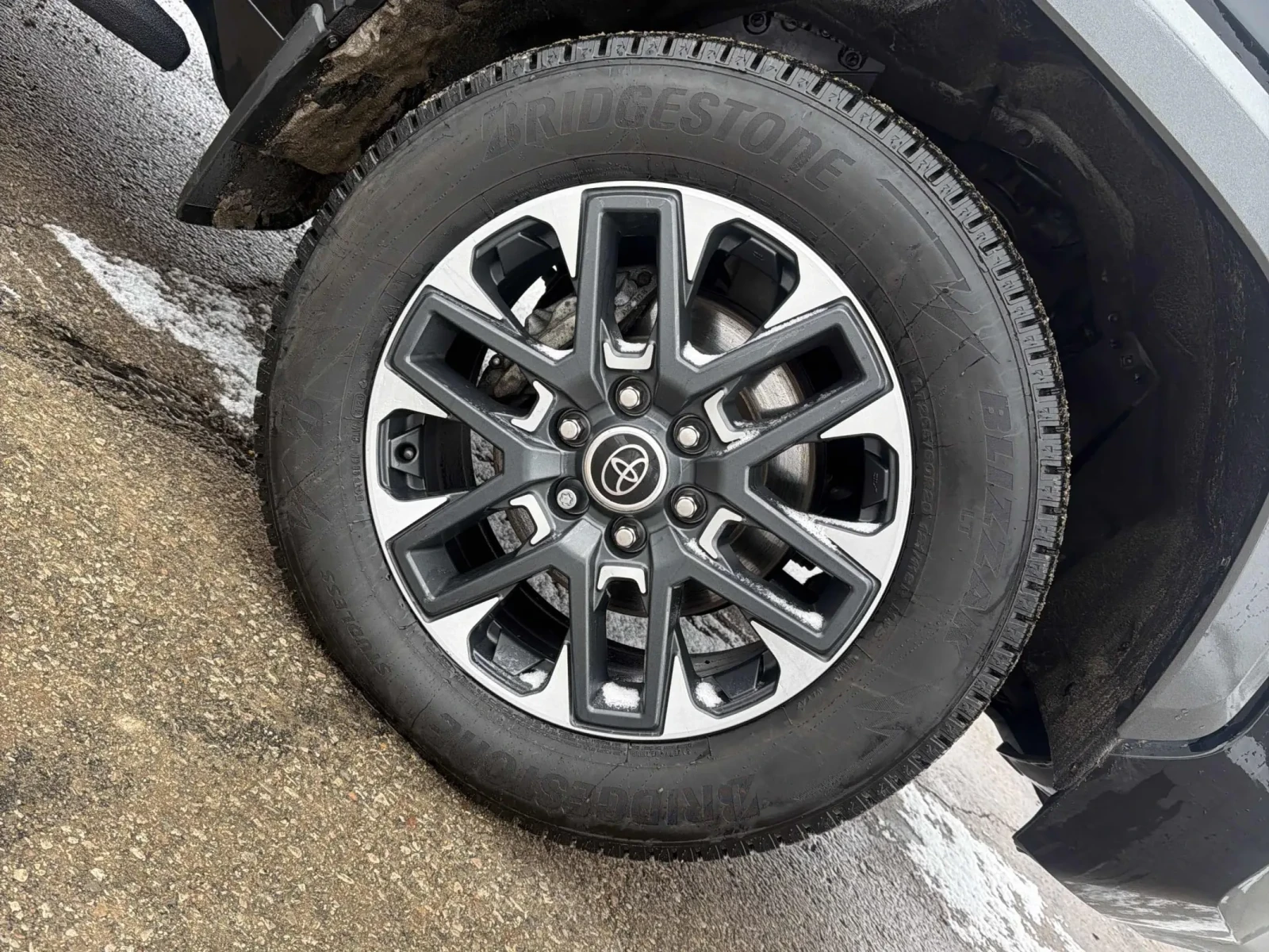 Toyota Tundra 4WD Limited Hybrid CrewMax - изображение 6