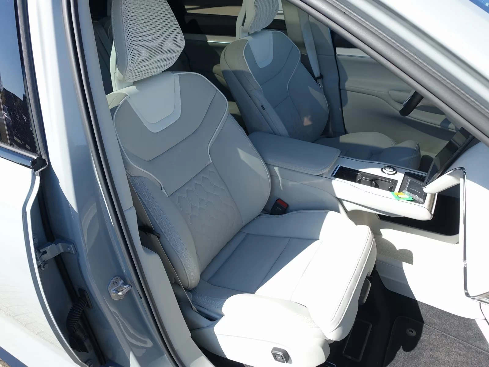 Volvo EX90 Ultra Twin Motor 7seats, снимка 14 - Автомобили и джипове - 54471161