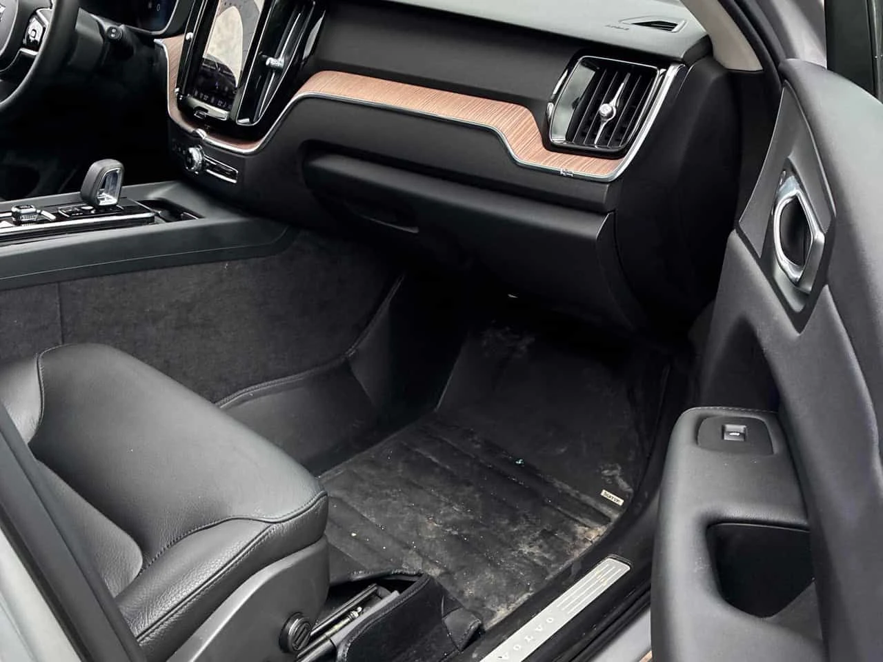 Volvo XC60 * Plus Bright Theme * ПОДГРЕВИ * ПАНО * KEYLESS , снимка 14 - Автомобили и джипове - 54964081