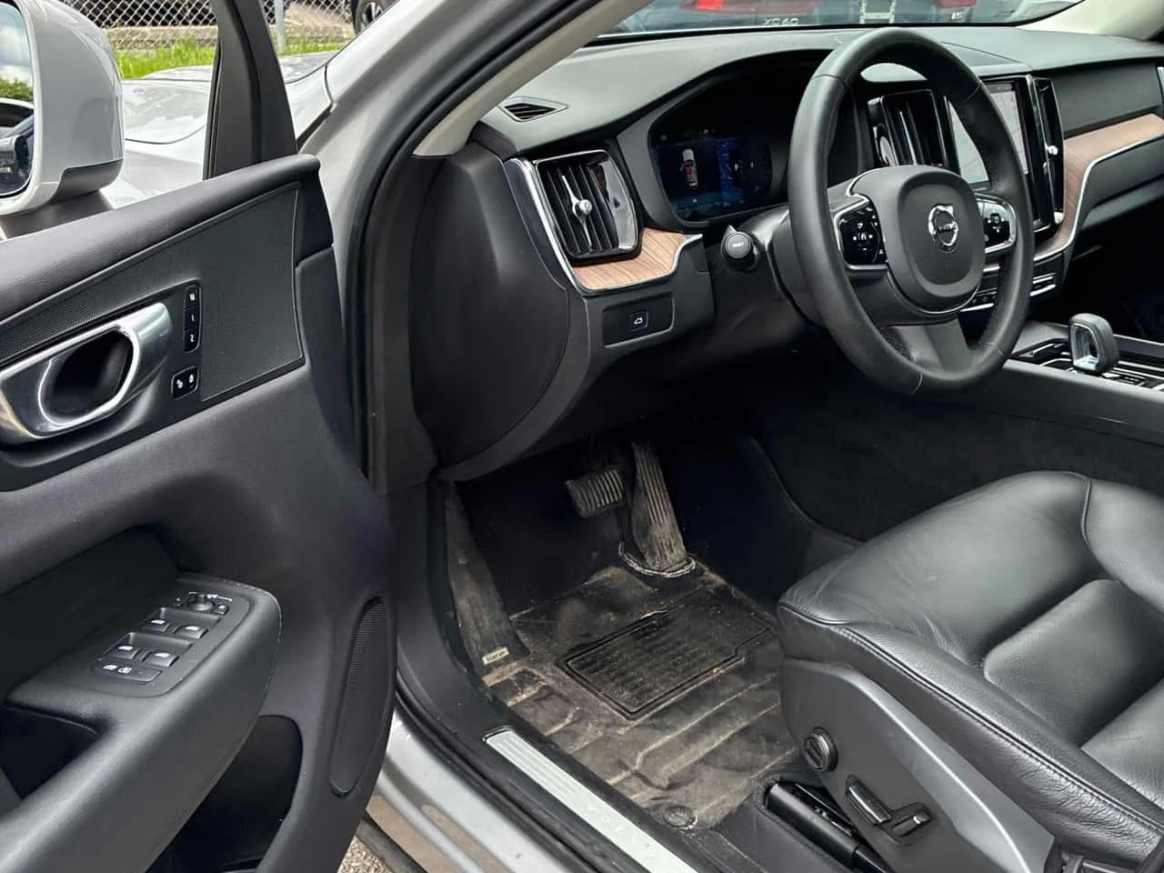 Volvo XC60 * Plus Bright Theme * ПОДГРЕВИ * ПАНО * KEYLESS , снимка 5 - Автомобили и джипове - 54964081