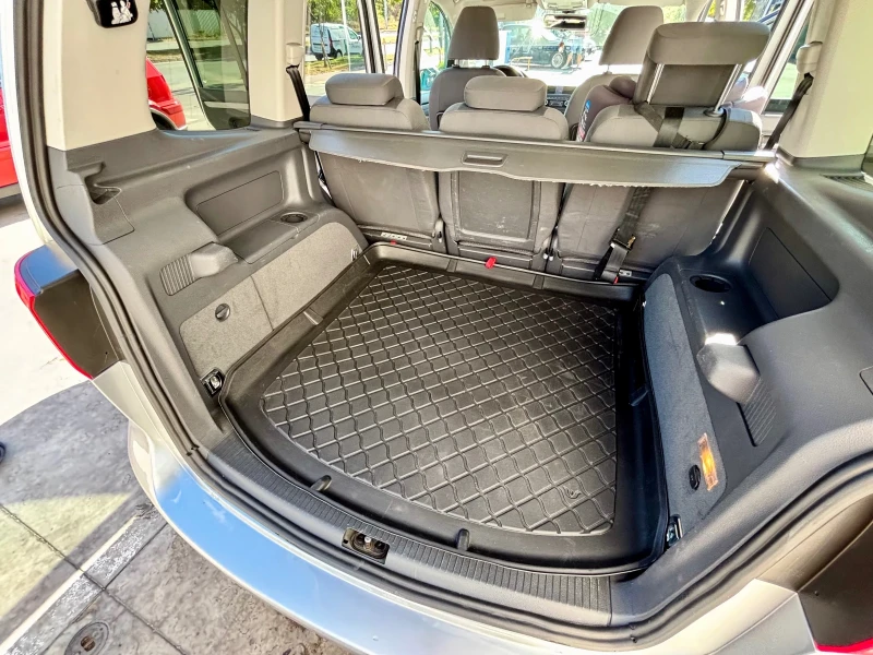VW Touran 1.6 TDI DSG 7 Местен, снимка 7 - Автомобили и джипове - 52460361