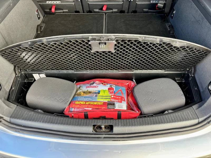 VW Touran 1.6 TDI DSG 7 Местен, снимка 11 - Автомобили и джипове - 52460361