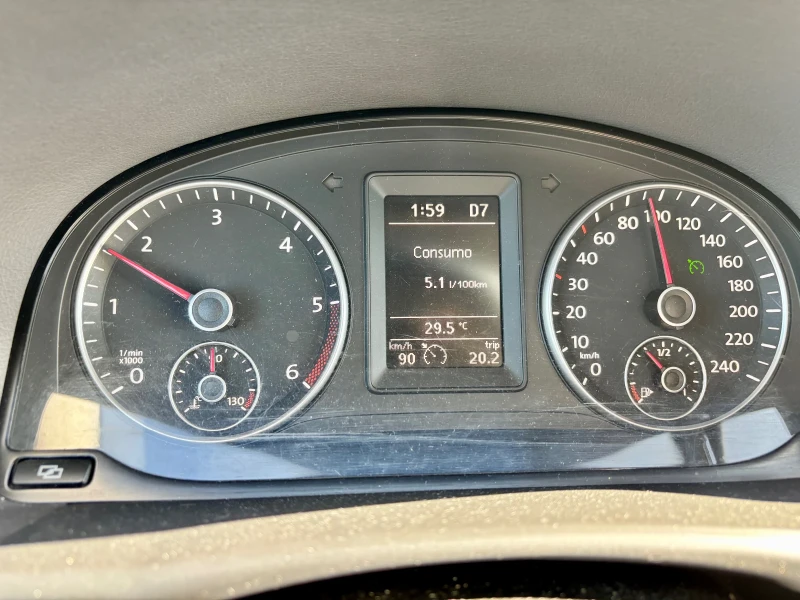 VW Touran 1.6 TDI DSG 7 Местен, снимка 8 - Автомобили и джипове - 52460361