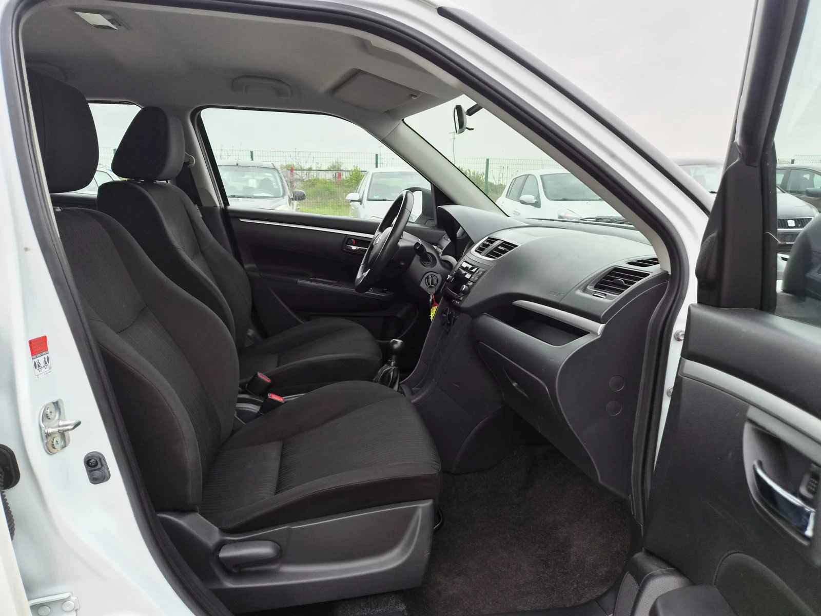 Suzuki Swift 1.2i 90кс EURO 5B 12.2013, снимка 11 - Автомобили и джипове - 54473691