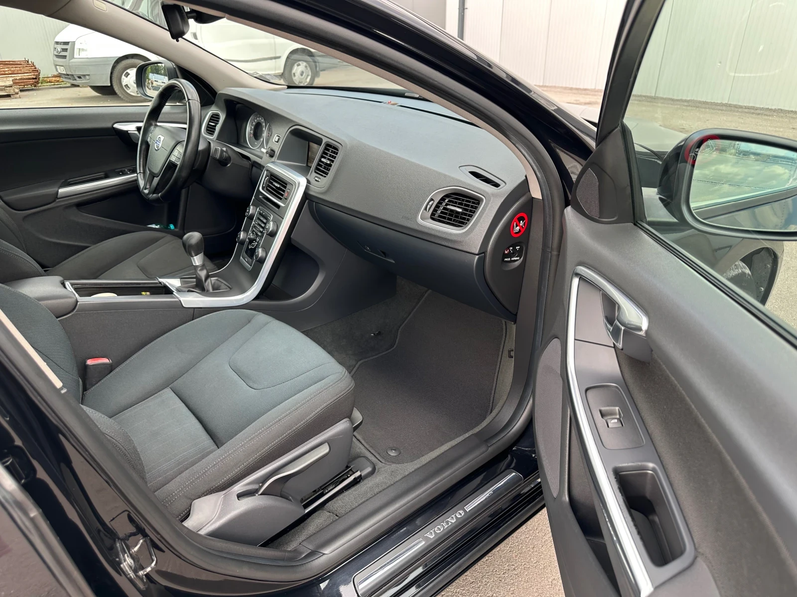 Volvo S60 D3, снимка 8 - Автомобили и джипове - 56274473