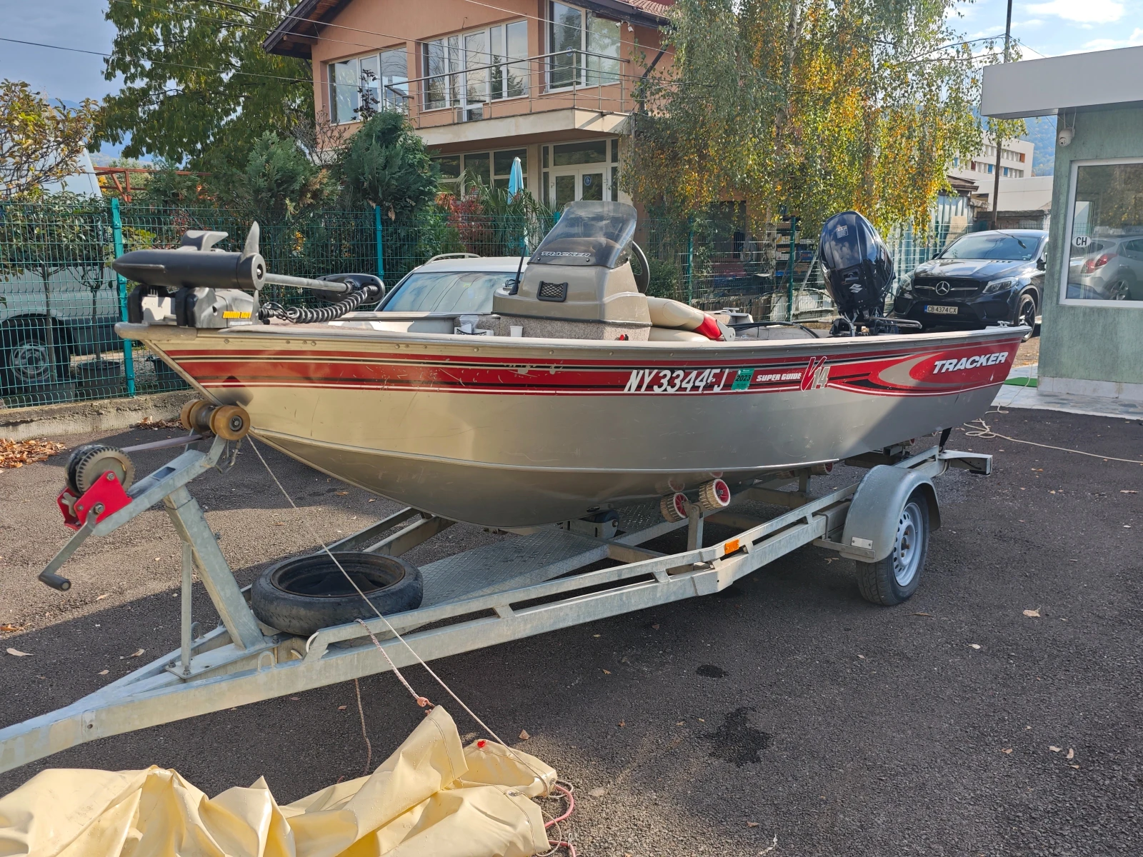 Лодка Tracker Super Guide V 14