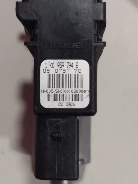 1K0959794E Моторче  стъклоповдигач за задна дясна врата VW Golf 5+,Touran,  0130821430, снимка 3 - Части - 52527283