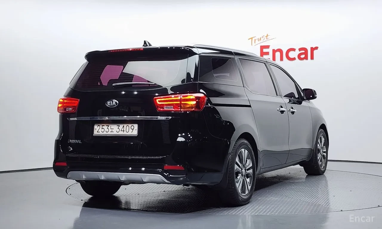 Kia Carnival 9-seater Limousine, снимка 2 - Автомобили и джипове - 54613735