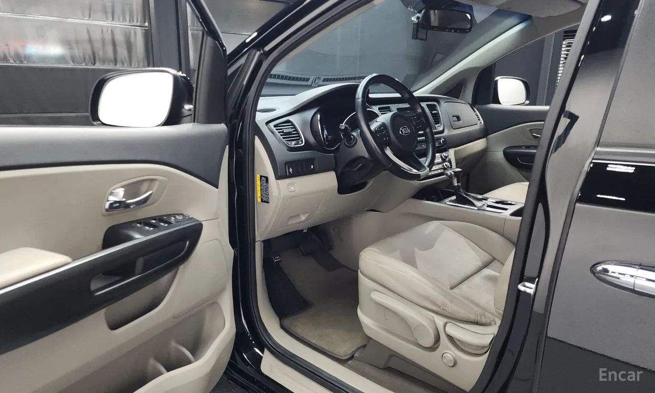 Kia Carnival 9-seater Limousine, снимка 10 - Автомобили и джипове - 54613735