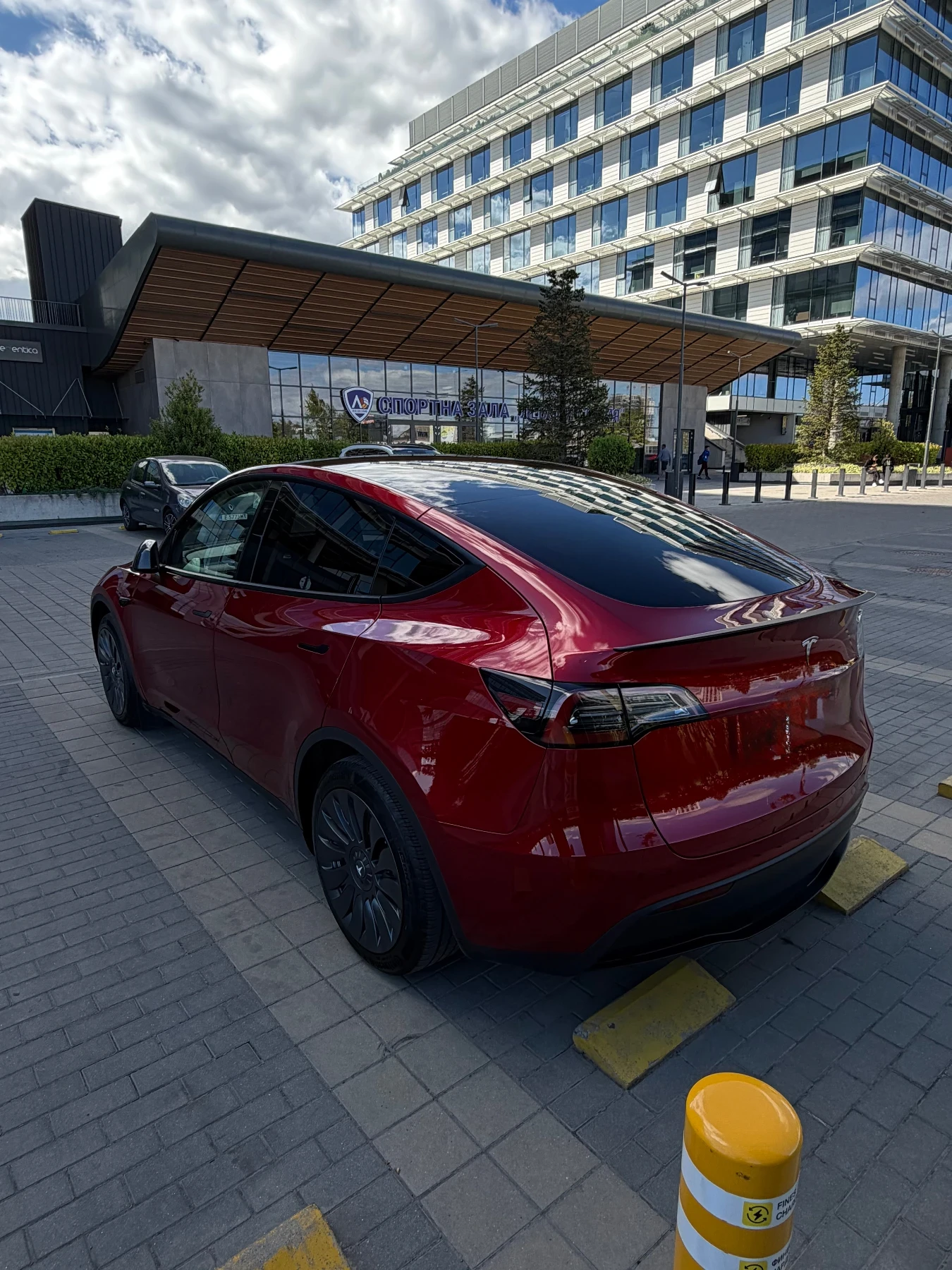 Tesla Model Y 2024 / FSD 4 / Гаранция / 60000хил км, снимка 2 - Автомобили и джипове - 56175687