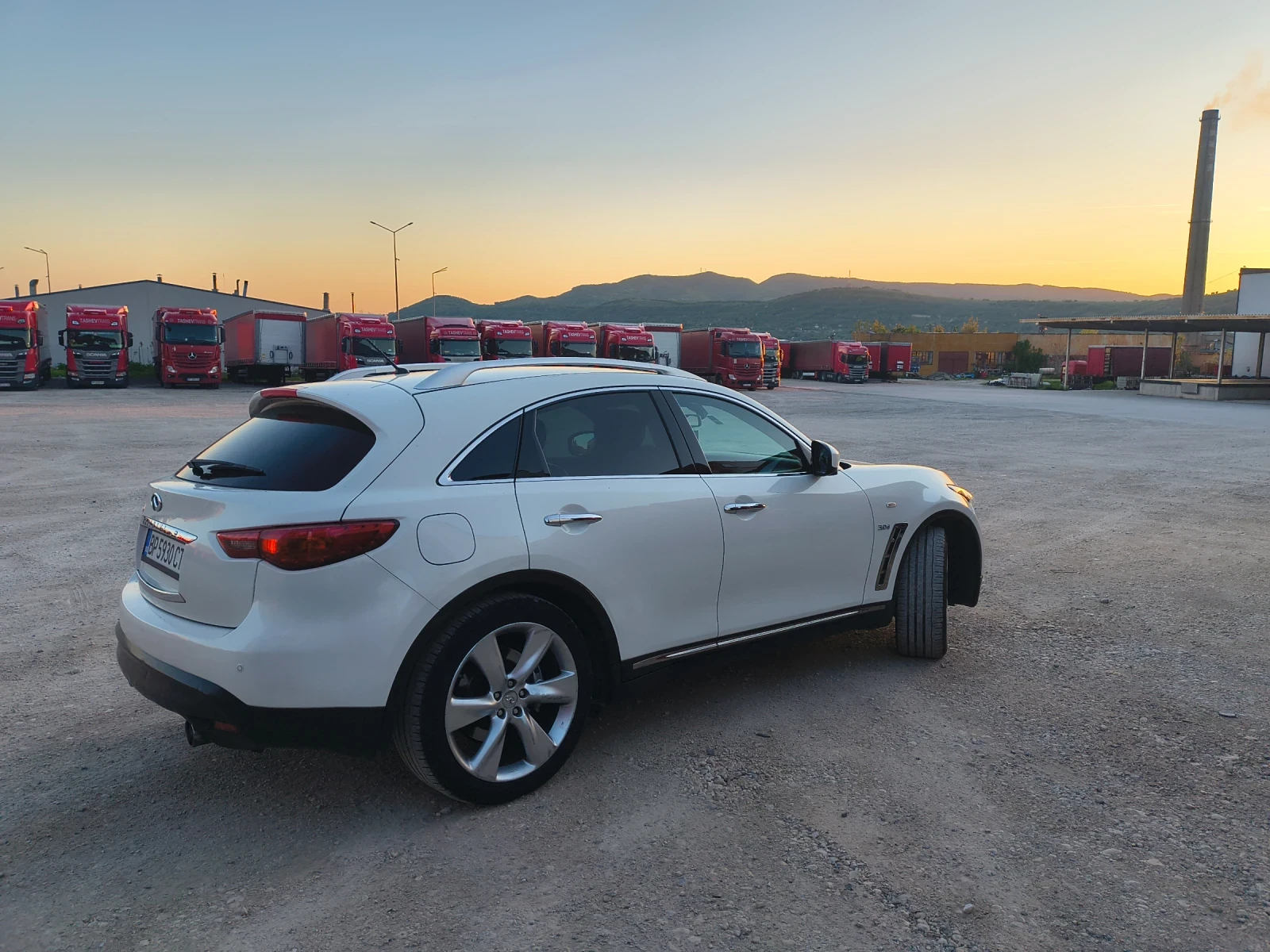 Infiniti QX70, снимка 2 - Автомобили и джипове - 55199554