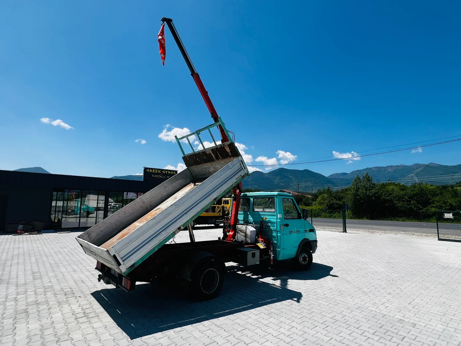 Iveco 3510 Самосвал с кран - изображение 5