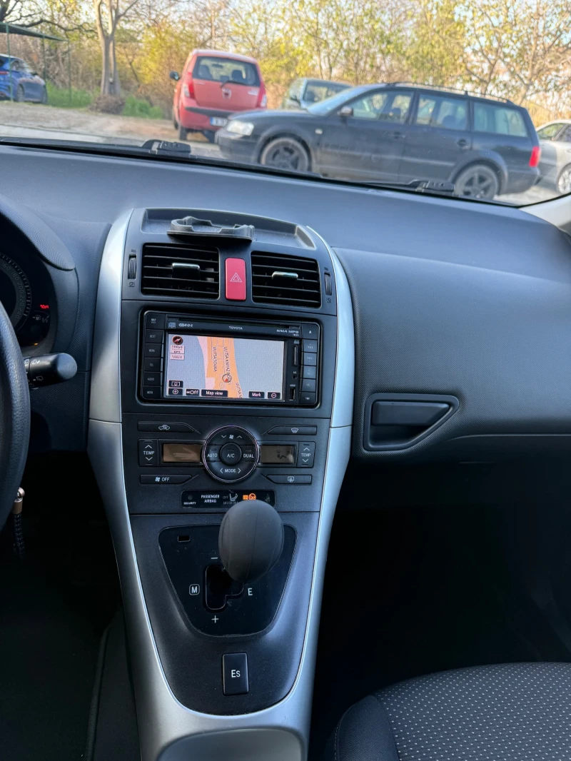 Toyota Auris, снимка 13 - Автомобили и джипове - 52654705