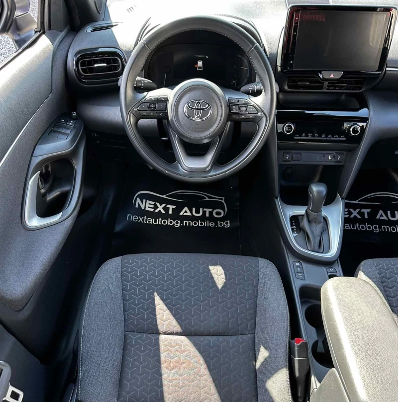 Toyota Yaris Cross 1.5HYBRID 92HP 15000KM LANE ASSIST DISTRONIC, снимка 10 - Автомобили и джипове - 53175879