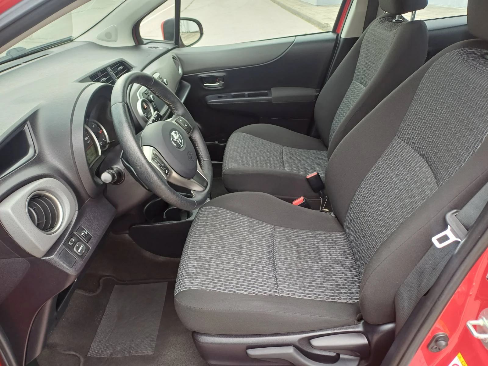 Toyota Yaris 1.33 Бензин* ПЪЛЕН АВТОМАТ * РЕАЛНИ68000км* Сервиз, снимка 7 - Автомобили и джипове - 54806878