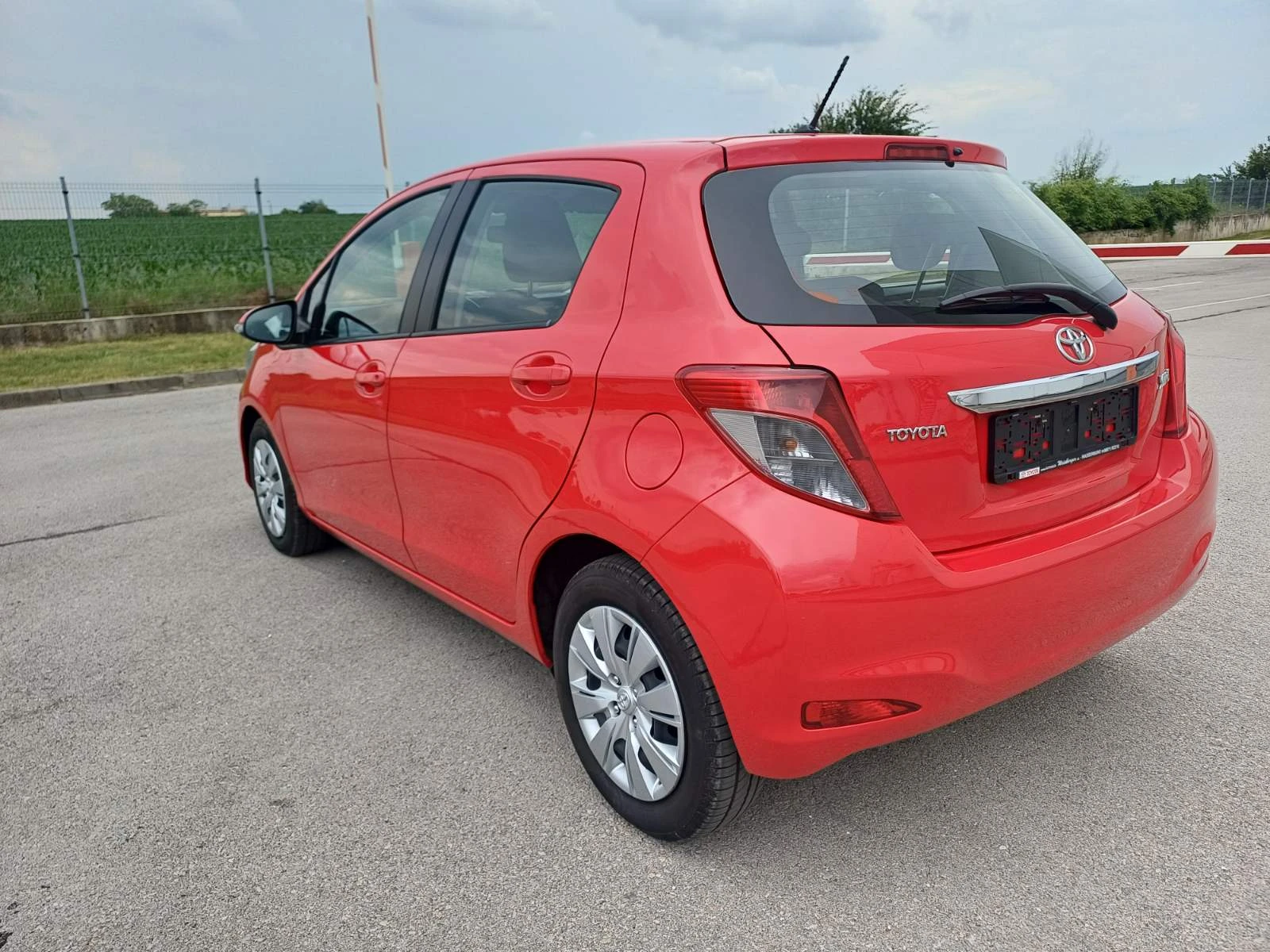 Toyota Yaris 1.33 Бензин* ПЪЛЕН АВТОМАТ * РЕАЛНИ68000км* Сервиз, снимка 6 - Автомобили и джипове - 54806878