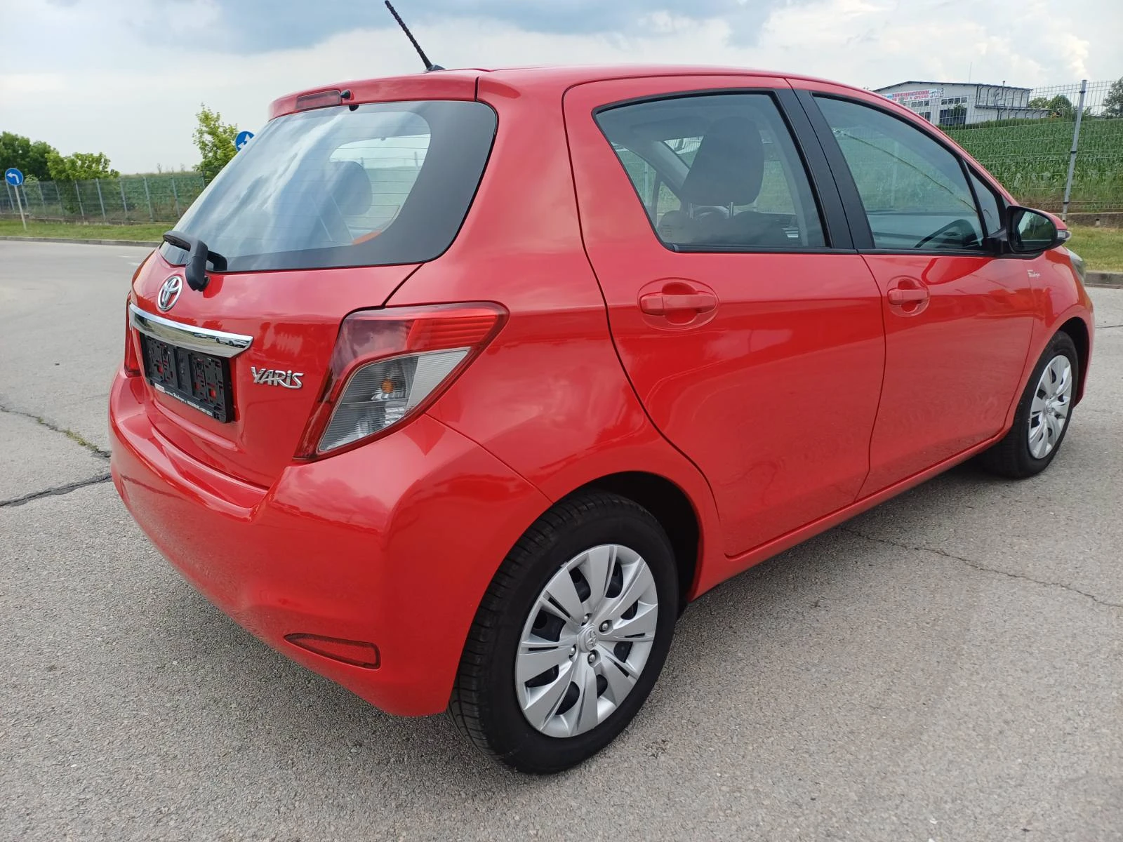 Toyota Yaris 1.33 Бензин* ПЪЛЕН АВТОМАТ * РЕАЛНИ68000км* Сервиз, снимка 4 - Автомобили и джипове - 54806878