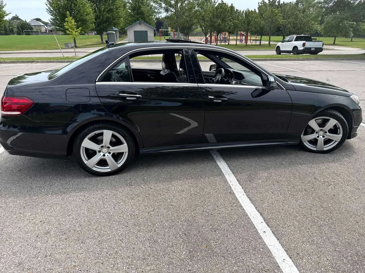 Mercedes-Benz E 350 4MATIC | CARFAX | АВТОКРЕДИТ БЕЗ ПЪРВОНАЧАЛНА, снимка 4 - Автомобили и джипове - 55601186