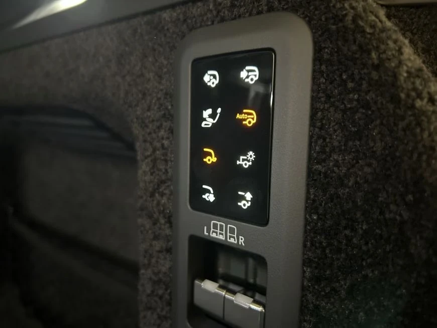 Land Rover Range rover P550e / AUTOBIOGRAPHY / MERIDIAN / 360 / HUD /, снимка 16 - Автомобили и джипове - 56326399