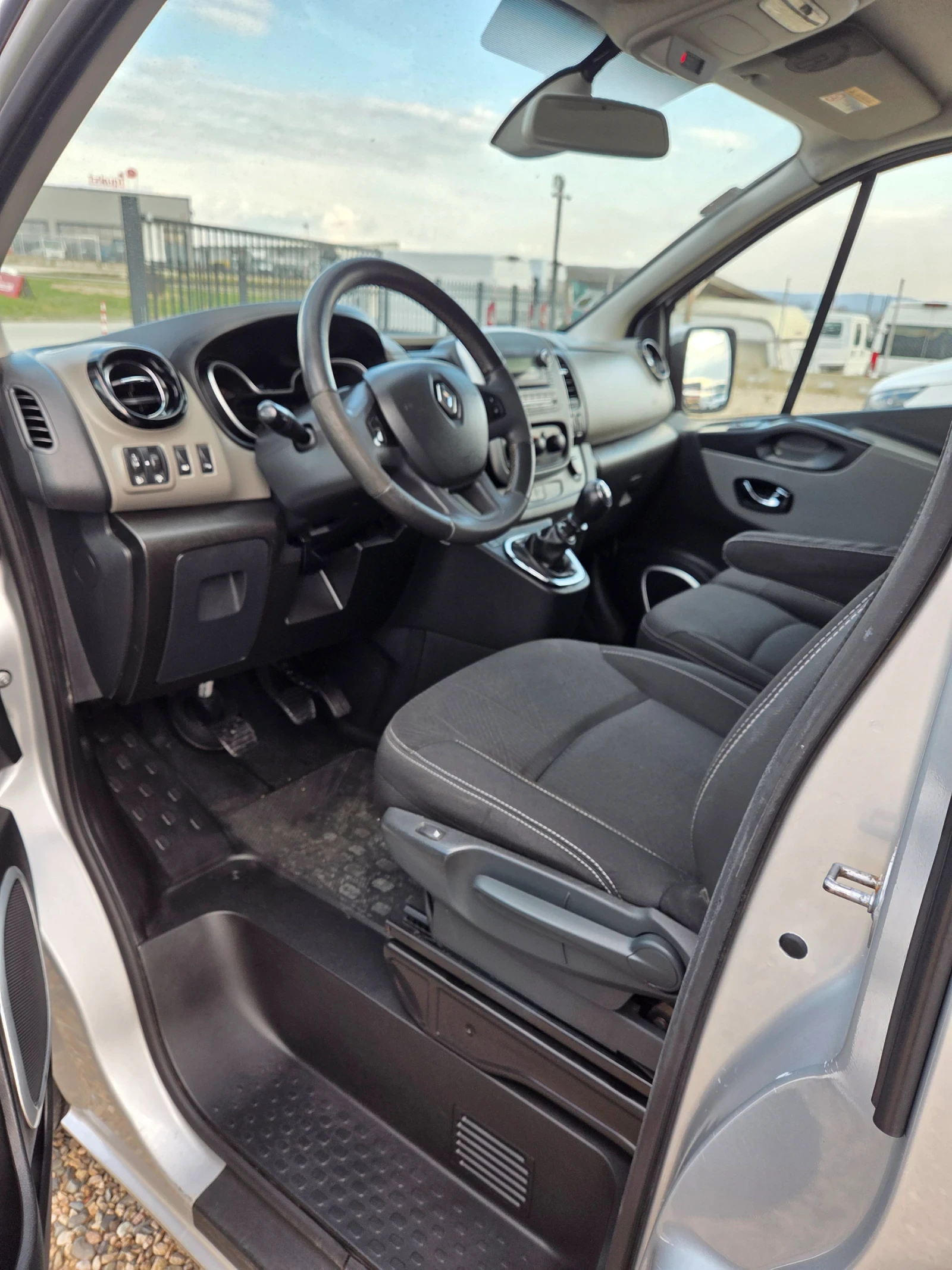 Renault Trafic 1.6 tdci klimatik 6 места , снимка 12 - Бусове и автобуси - 53726230