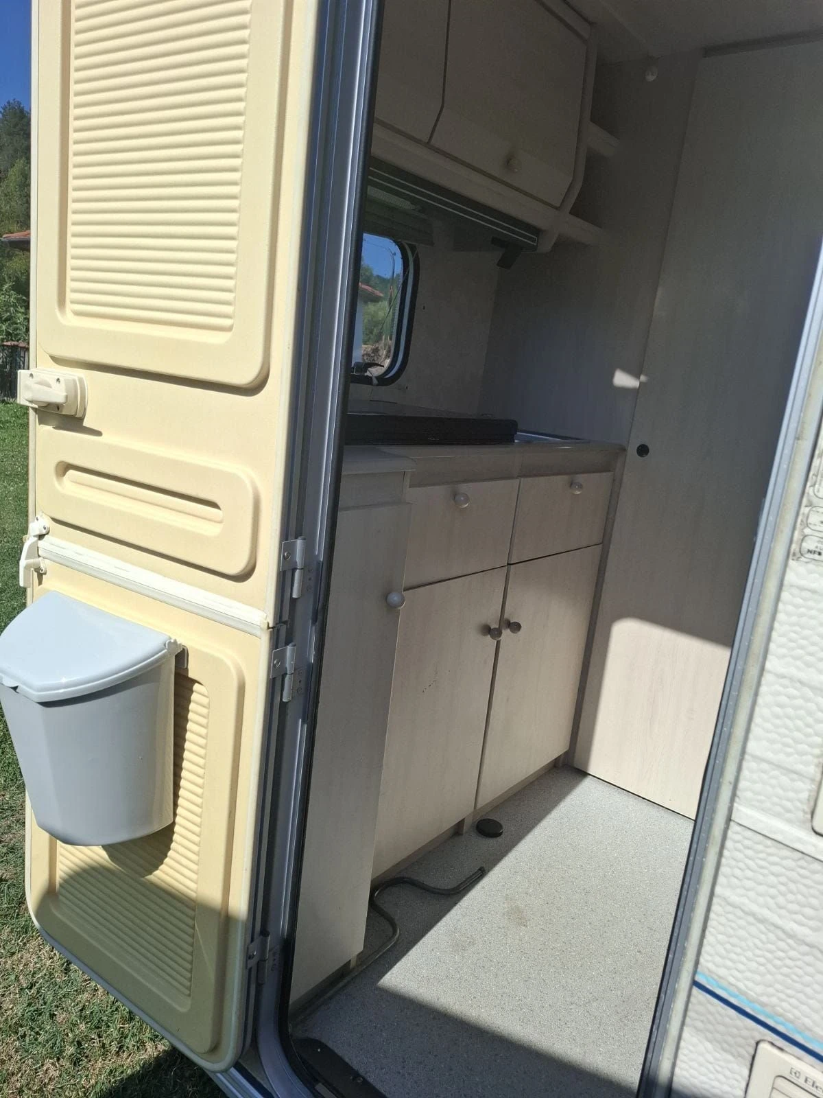 Каравана Caravelair 1234, снимка 11 - Каравани и кемпери - 55639249