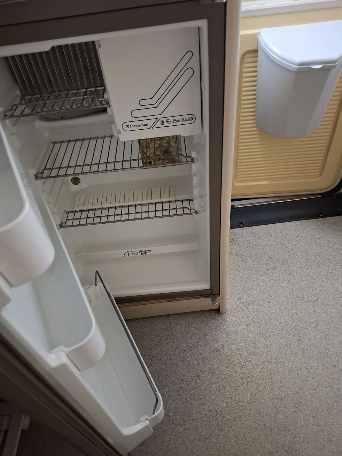 Каравана Caravelair 1234, снимка 8 - Каравани и кемпери - 55639249