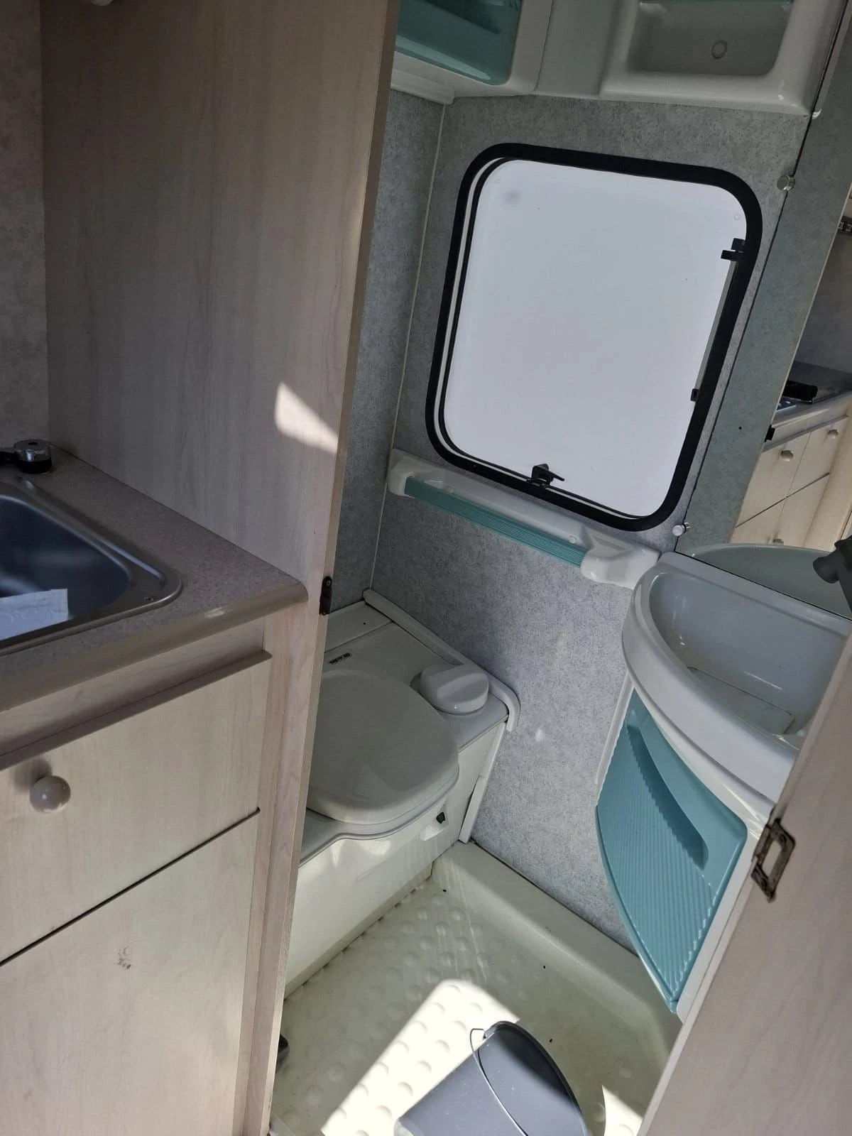 Каравана Caravelair 1234, снимка 7 - Каравани и кемпери - 55639249