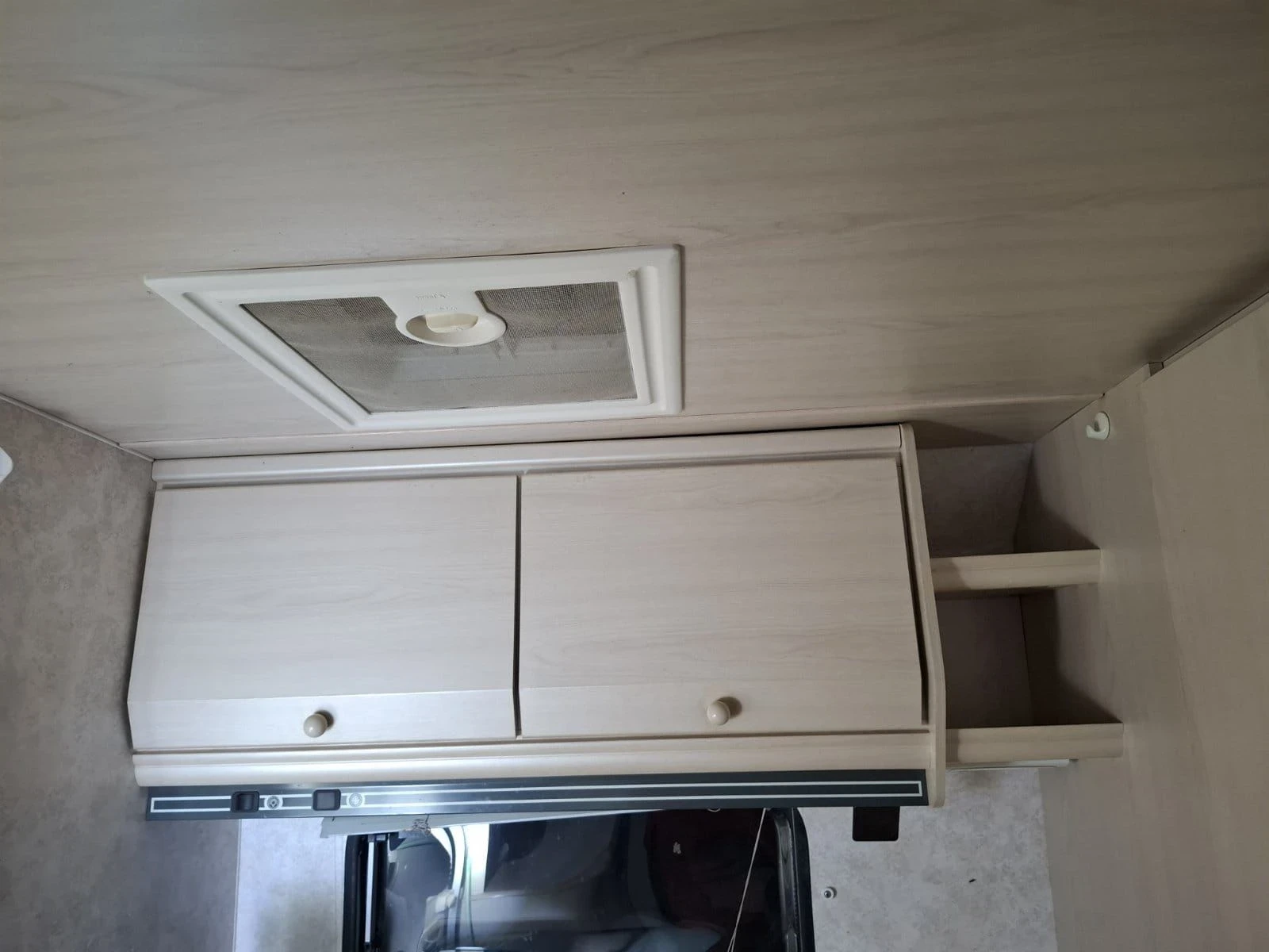 Каравана Caravelair 1234, снимка 9 - Каравани и кемпери - 55639249
