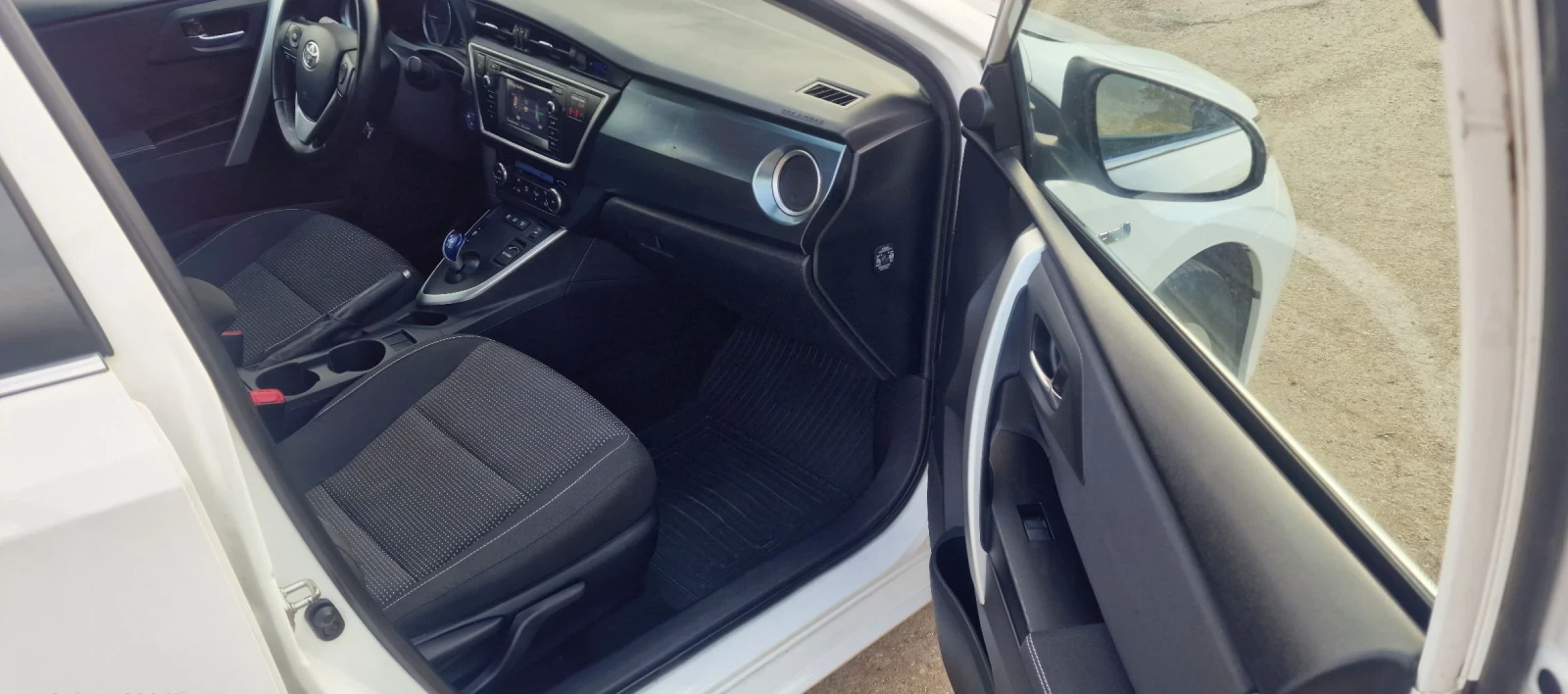 Toyota Auris 1.8 Hybrid  - изображение 10