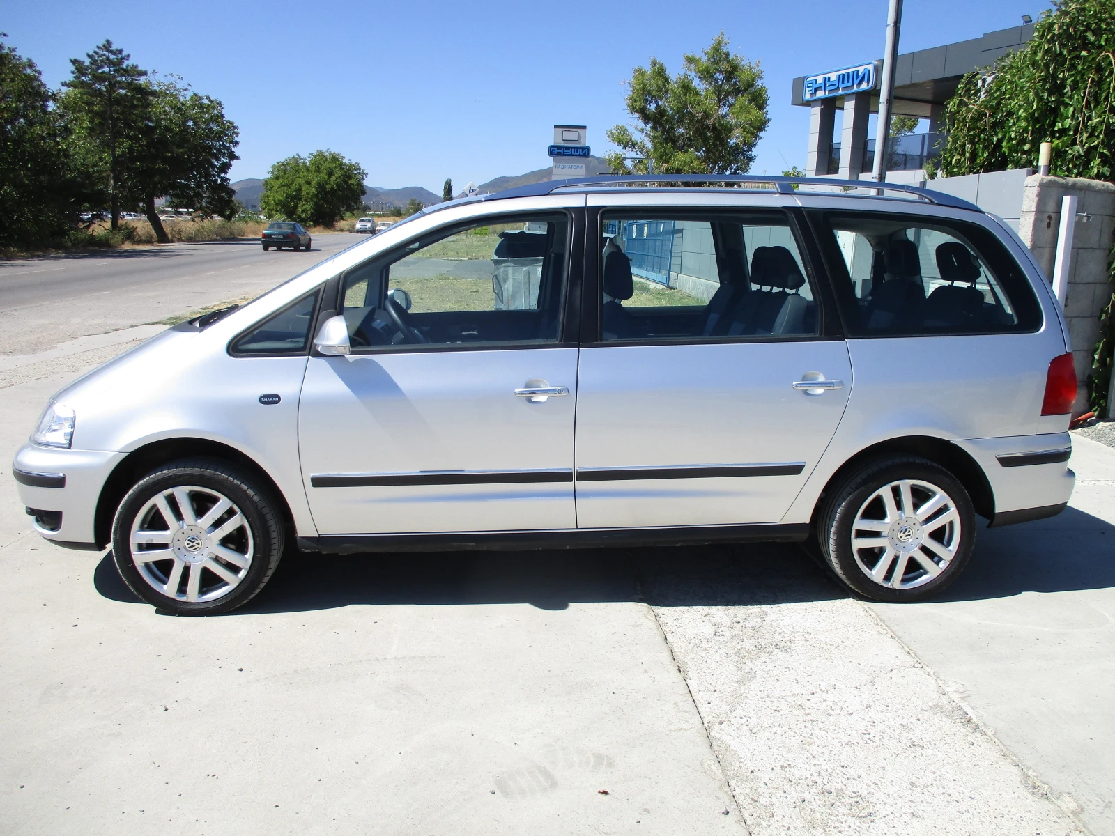 VW Sharan 2.0TDI/140кс./6-СКОРОСТИ/7-МЕСТА/КАТО НОВА, снимка 7 - Автомобили и джипове - 56004336