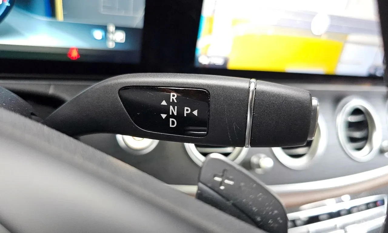 Mercedes-Benz E 300 4MATIC Avnatgarde / АВТОКРЕДИТ, снимка 12 - Автомобили и джипове - 56087756