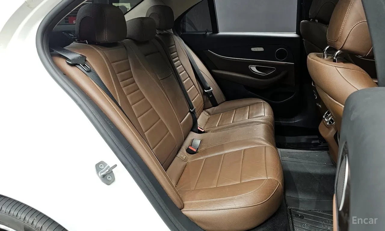 Mercedes-Benz E 300 4MATIC Avnatgarde / АВТОКРЕДИТ, снимка 16 - Автомобили и джипове - 56087756