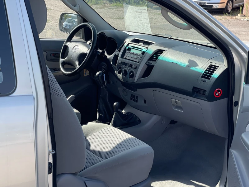 Toyota Hilux 2.5D-4D 4x4, снимка 8 - Автомобили и джипове - 51560250