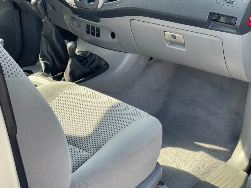 Toyota Hilux 2.5D-4D 4x4, снимка 10 - Автомобили и джипове - 51560250