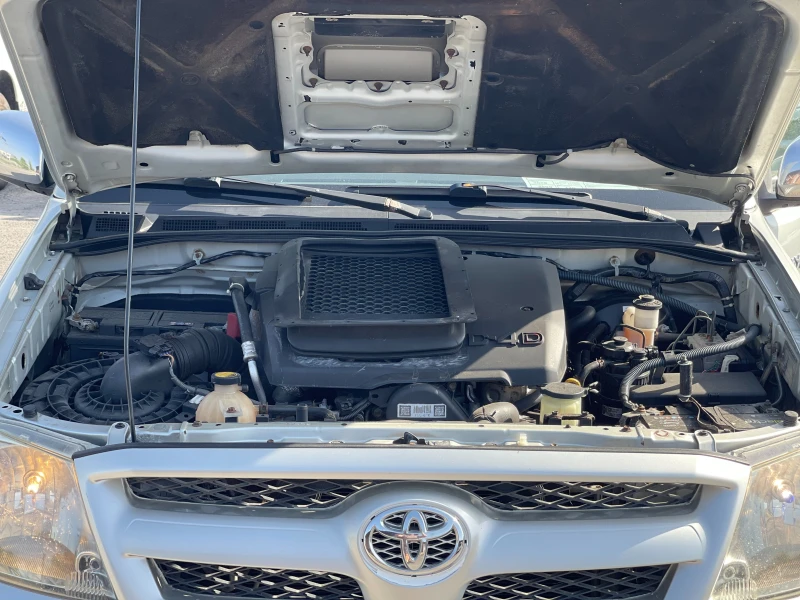 Toyota Hilux 2.5D-4D 4x4, снимка 14 - Автомобили и джипове - 51560250