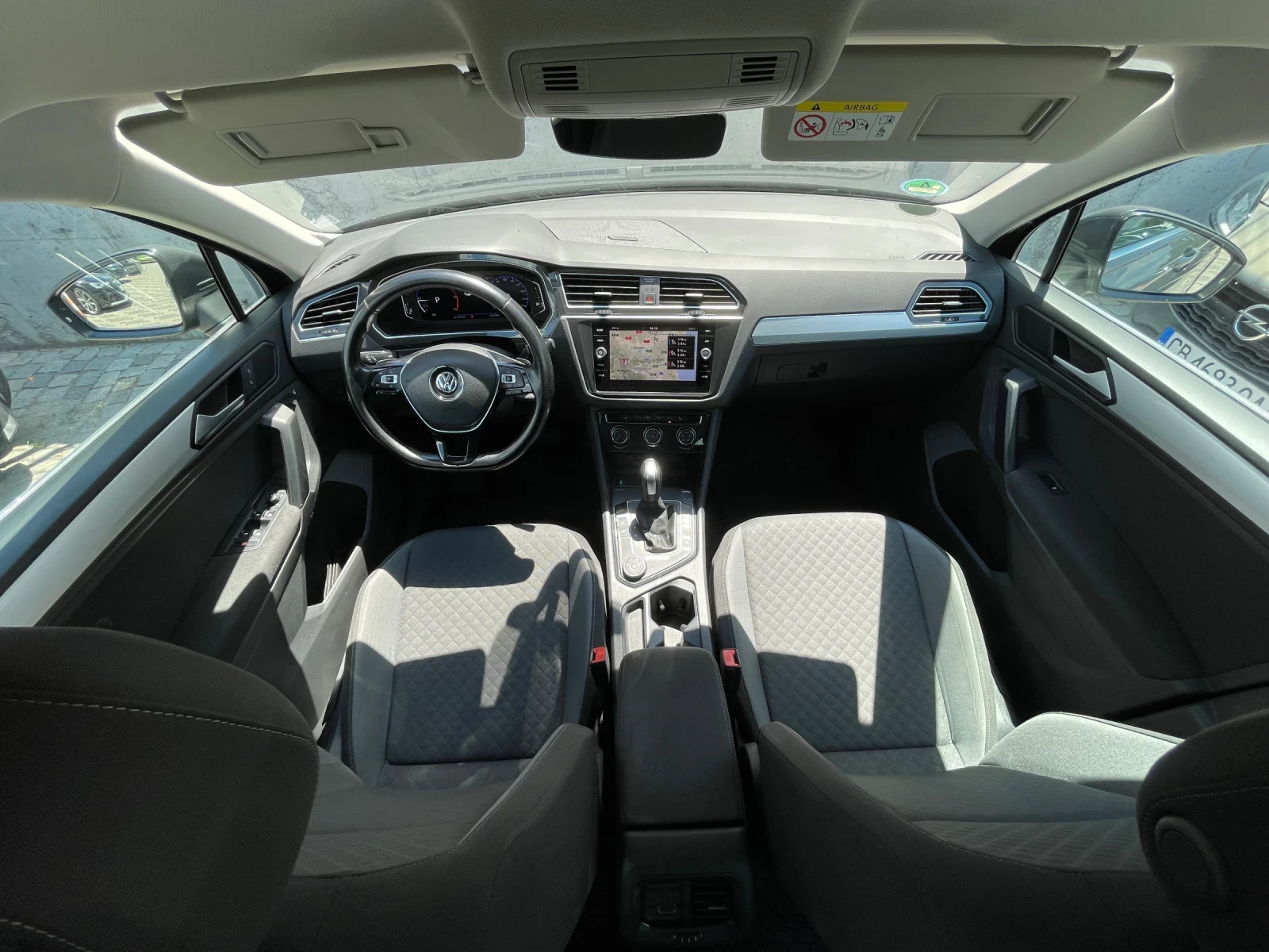 VW Tiguan 2.0TDI/4x4/Auto/Navi/Kam/Multy/Virtual/Excellent!!, снимка 6 - Автомобили и джипове - 55315209