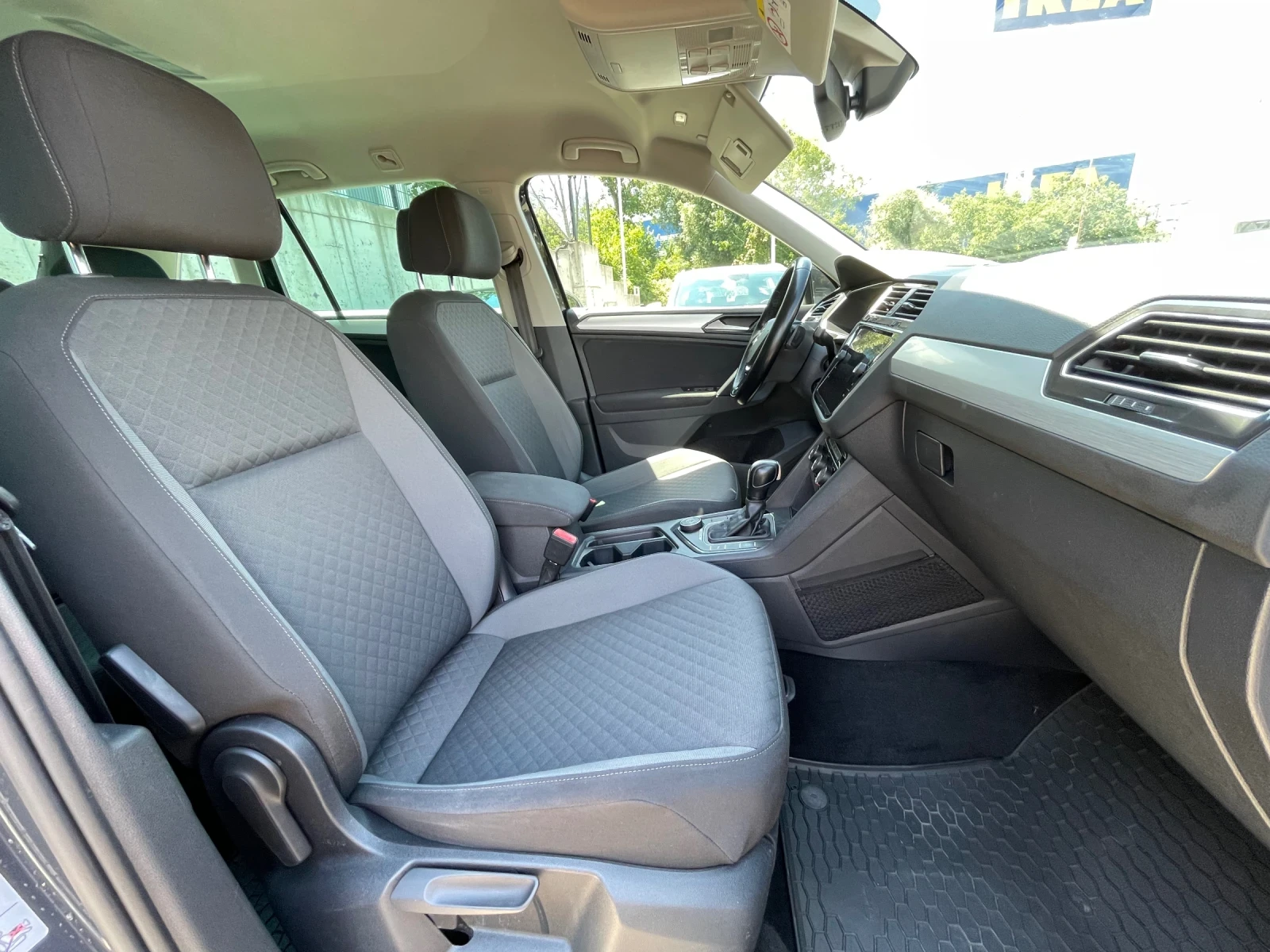 VW Tiguan 2.0TDI/4x4/Auto/Navi/Kam/Multy/Virtual/Excellent!!, снимка 10 - Автомобили и джипове - 55315209